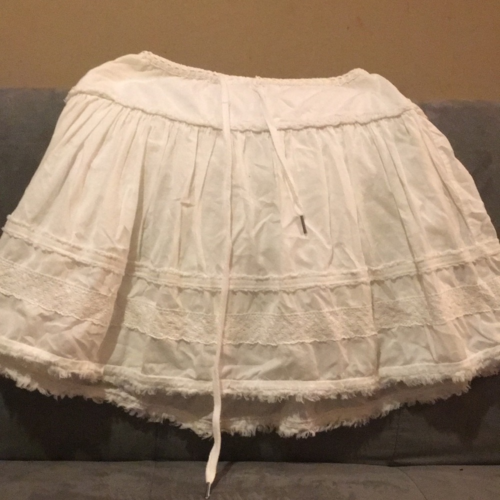 White ruffled skirt with lace